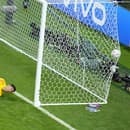 Na snímke japonský brankár Šúiči Gonda inkasuje gól.