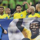 Brazílski futbalisti pózujú s transparentom Pelého.