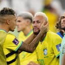 Brazílčan Neymar (uprostred) plače po prehre po penaltovom rozstrele vo štvrťfinálovom zápase Chorvátsko - Brazília na MS.