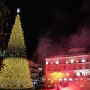 Polícia pre nekontrolované použitie pyrotechniky zadržala asi 80 osôb.