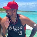 Nick Kyrgios si užíva na Bahamách s priateľkou Costeen Hatzi.
