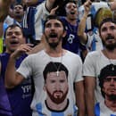 Na snímke fanúšikovia Argentíny v dresoch s portrétmi Diega Maradonu a Lionela Messiho pred zápasom semifinále MS 2022 vo futbale Argentína - Chorvátsko.