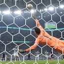 Na snímke vľavo argentínsky útočník Lionel Messi strieľa svoj úvodný gól z penalty, vpravo prekonaný chorvátsky brankár Dominik Livakovič.