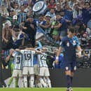 Na snímke hráči Argentíny oslavujú tretí gól v zápase semifinále MS 2022 vo futbale Argentína - Chorvátsko v katarskom meste Lusail.