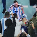 Lionel Messi oslavuje postup do finále s fanúšikmi Argentíny.