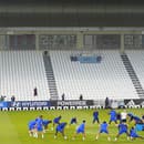 Futbalisti Francúzska sa rozcvičujú počas tréningu v predvečer finálového zápasu Argentína - Francúzsko na majstrovstvách sveta vo futbale.