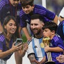 Lionel Messi v obklopení najbližších oslavuje triumf na majstrovstvách sveta v Katare.