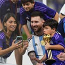 Lionel Messi v obklopení najbližších oslavuje triumf na majstrovstvách sveta v Katare.