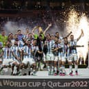 Argentínski futbalisti pózujú s trofejou po výhre vo finálovom zápase Argentína - Francúzsko na MS vo futbale.