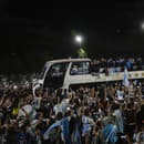 Hráči argentínskej futbalovej reprezentácie mávajú fanúšikom z autobusu po prílete v Buenos Aires.