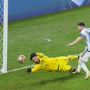 Moment, keď Messi strieľa tretí gól Argentíny.
