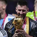 Argentínsky kapitán Lionel Messi drží v rukách trofej pre majstrov sveta.