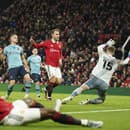 Hráč Manchesteru United Christian Eriksen (uprostred) strieľa úvodný gól cez brankára Burnley Baileyho Peacocka-Farrella.