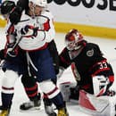 Útočník Alexander Ovečkin (v strede) z Washingtonu Capitals vytvoril nový rekord NHL s 6211 strelami, čím prekonal historický zápis Raya Bourquea.