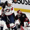 Útočník Alexander Ovečkin (v strede) z Washingtonu Capitals vytvoril nový rekord NHL s 6211 strelami, čím prekonal historický zápis Raya Bourquea.