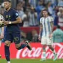  Futbalista Francúzska Kylian Mbappe (vpravo) beží s loptou okolo kapitána Argentíny Lionela Messiho po strelení gólu na 1:2 zo značky pokutového kopu vo finálovom zápase Argentína - Francúzsko.
