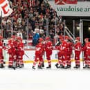 Slovenský hokejista Richard Pánik (tretí sprava) skóroval v stretnutí najvyššej švajčiarskej súťaže, ani jeho gól však nezabránil prehre Lausanne HC .