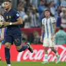  Futbalista Francúzska Kylian Mbappe (vpravo) beží s loptou okolo kapitána Argentíny Lionela Messiho po strelení gólu.
