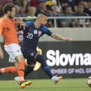 Na archívnej snímke Daley Blind (vľavo) bráni slovenského reprezentanta Róberta Maka.