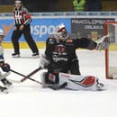 Na snímke zľava Karol Csányi (Zvolen) a brankár Banskej Bystrice Robin Rahm počas zápasu 17. kola Tipos extraligy HKM Zvolen - HC 05 Banská Bystrica.