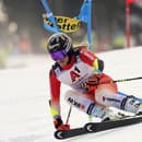 Švajčiarka Lara Gutová-Behramiová na trati 1. kola obrovského slalomu.