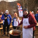 Na snímke Miroslav Lledecký, šéf fanklubu slovenskej lyžiarky Petry Vlhovej, varí guláš pre slovenských fanúšikov.