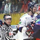 Ben Berker (Poprad) a Chris Langkow (Zvolen) počas zápasu HKM Zvolen - HK Poprad