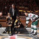 Zdeno Chára hodí úvodné buly Winter Classic.