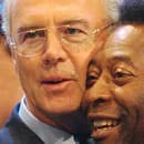Futbalové legendy Franz Beckenbauer a Pelé.
