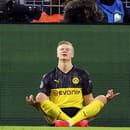 Nórsky futbalista Erling Haaland v meditačnej póze.  