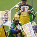 Fanúšikovia držia fotografie zosnulého brazílskeho futbalového velikána Pelého.
