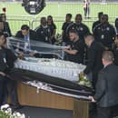 Pohrební pracovníci odkrývajú rakvu zosnulého brazílskeho futbalového velikána Pelého.