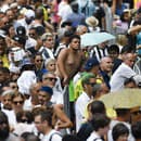 Ľudia stoja v rade, aby vzdali poslednú úctu zosnulému brazílskemu futbalovému velikánovi Pelému.