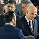 Šéf FIFA Infantino utešuje Pelého manželku.