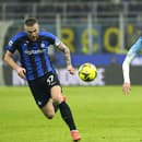 Slovenský futbalista Interu Milána Milan Škriniar (vľavo) a hráč Neapolu Chviča Kvaracchelija bojujú o loptu v zápase 16. kola talianskej Serie A Inter Miláno - SSC Neapol.