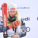 Na snímke americká lyžiarka Mikaela Shiffrinová so slzami oslavuje víťazstvo.