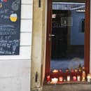 Pri dverách podniku, kde sa stala tragédia, horeli včera sviečky.