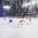 Hokejisti počas zápasu na hokejovom podujatí Kaufland Winter Games HC Oceláři Třinec - HC Kometa Brno pod holým nebom na ploche Národného futbalového štadióna v Bratislave