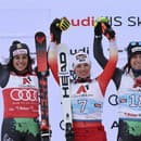 Švajčiarska lyžiarka Lara Gutová-Behramiová (uprostred) sa teší na pódiu po triumfe v pretekoch super-G Svetového pohára v alpskom lyžovaní v rakúskom stredisku St. Anton.