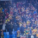 Fanúšikovia Trenčína povzbudzujú počas zápasu 34. kola Tipos extraligy HK Dukla Trenčín - HKM Zvolen pod holým nebom na ploche Národného futbalového štadióna na hokejovom podujatí Kaufland Winter Games v Bratislave.