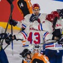 Hokejisti Slovana sa tešia po strelení vyrovnávajúceho gólu na 1:1 