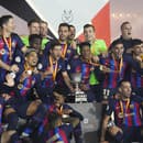 Na snímke hráči Barcelony oslavujú s trofejou víťazstve vo finále španielskeho Superpohára.