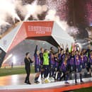 Na snímke hráči Barcelony oslavujú s trofejou víťazstve vo finále španielskeho Superpohára.