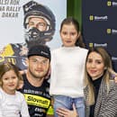 Po príchode domov privítali hviezdu motošportu manželka Katarína a dcérky Sofinka a Sárka.