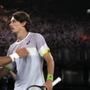 Srbský tenista Novak Djokovič (vľavo) sa objíma s porazeným Austrálčanom Alexom de Minaurom po jeho výhre v osemfinále dvojhry na grandslamovom turnaji Australian Open v Melbourne.