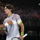 Srbský tenista Novak Djokovič (vľavo) sa objíma s porazeným Austrálčanom Alexom de Minaurom po jeho výhre v osemfinále dvojhry na grandslamovom turnaji Australian Open v Melbourne.