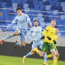 Na archívnej snímke vpravo v popredí David Strelec (Slovan) a s loptou Jakub Kiwior (Žilina).