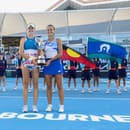 Slovensko-taliansky pár Renáta Jamrichová (vľavo) a Federica Urgesiová držia trofej po víťazstve vo finále juniorskej štvorhry na grandslamovom turnaji Australian Open.