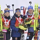 Ukrajinská biatlonistka Anastasija Merkušinová (uprostred) zvíťazila v šprinte žien na 7,5 km na ME v biatlone.