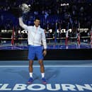Srbský tenista Novak Djokovič pózuje s trofejou po jeho výhre nad Grékom Stefanosom Tsitsipasom vo finále dvojhry mužov na grandslamovom turnaji Australian Open.